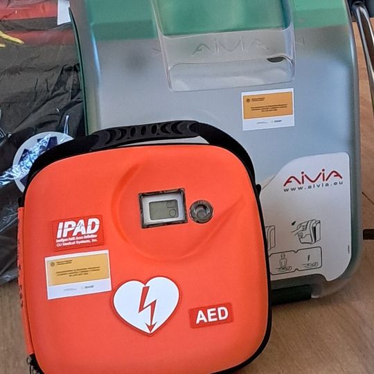 ❤️ Defibrylatory AED ratujące życiowe już dostępne na terenie naszej gminy