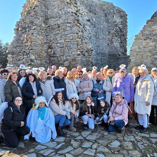 🎄✨ Gminna Biblioteka Publiczna w Kamienicy Polskiej zadbała o świąteczny nastrój – podróż pełna magii i aniołów ✨🪽