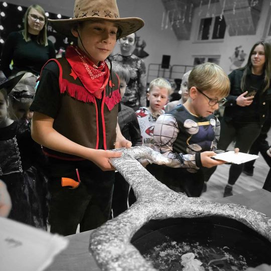 Magiczny wieczór w naszym GOKSiR Kamienica Polska!🔮✨