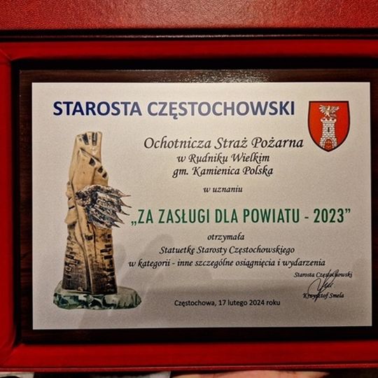 Statuetka Starosty Częstochowskiego „Za zasługi dla Powiatu” dla OSP Rudnik Wielki