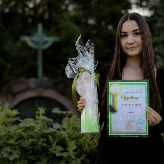 🎤 Sukces międzynarodowy uczennicy Szkoła Podstawowa im. H. Sienkiewicza w Kamienicy Polskiej – Natalia Gorgól z II miejscem na Festiwalu Sancta Maria!🥈