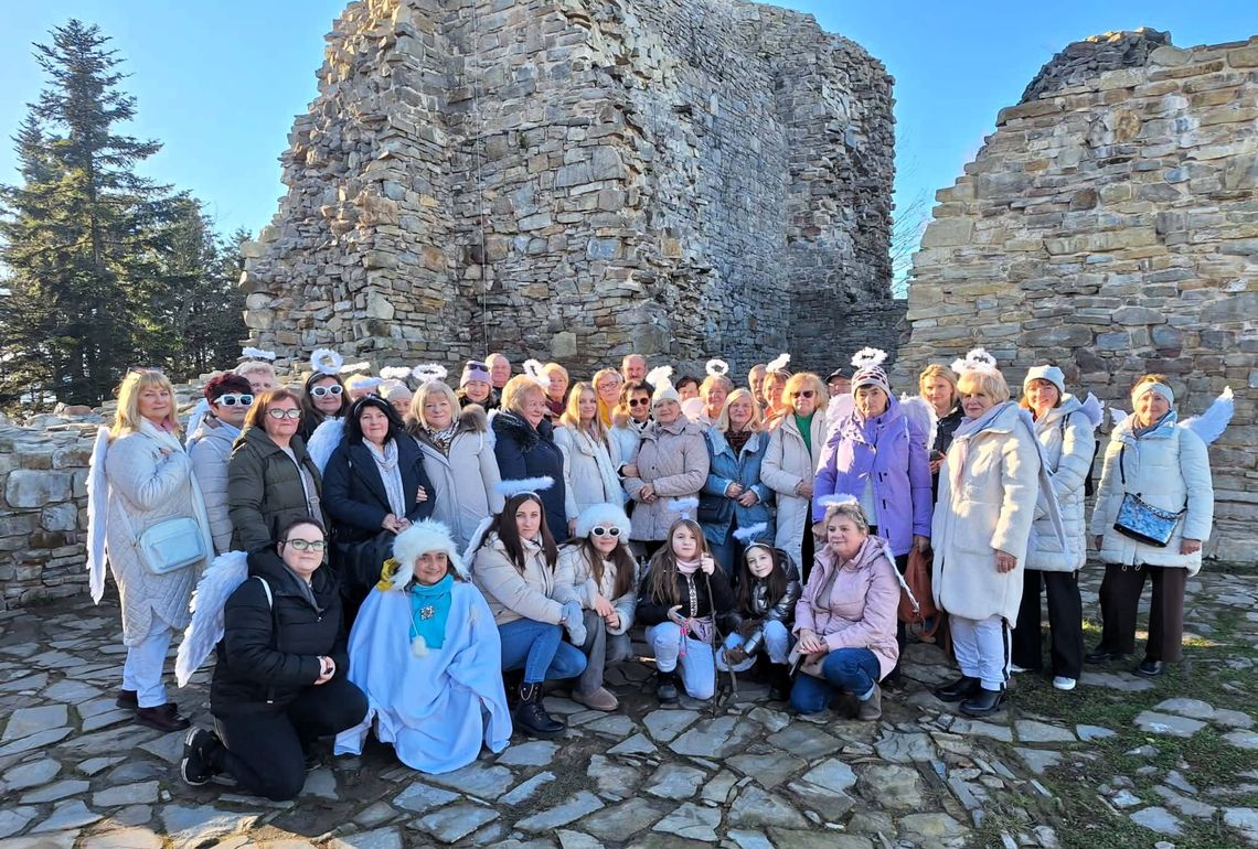 🎄✨ Gminna Biblioteka Publiczna w Kamienicy Polskiej zadbała o świąteczny nastrój – podróż pełna magii i aniołów ✨🪽 🎄✨ Gminna Biblioteka Publiczna w Kamienicy Polskiej zadbała o świąteczny nastrój – podróż pełna magii i aniołów ✨🪽