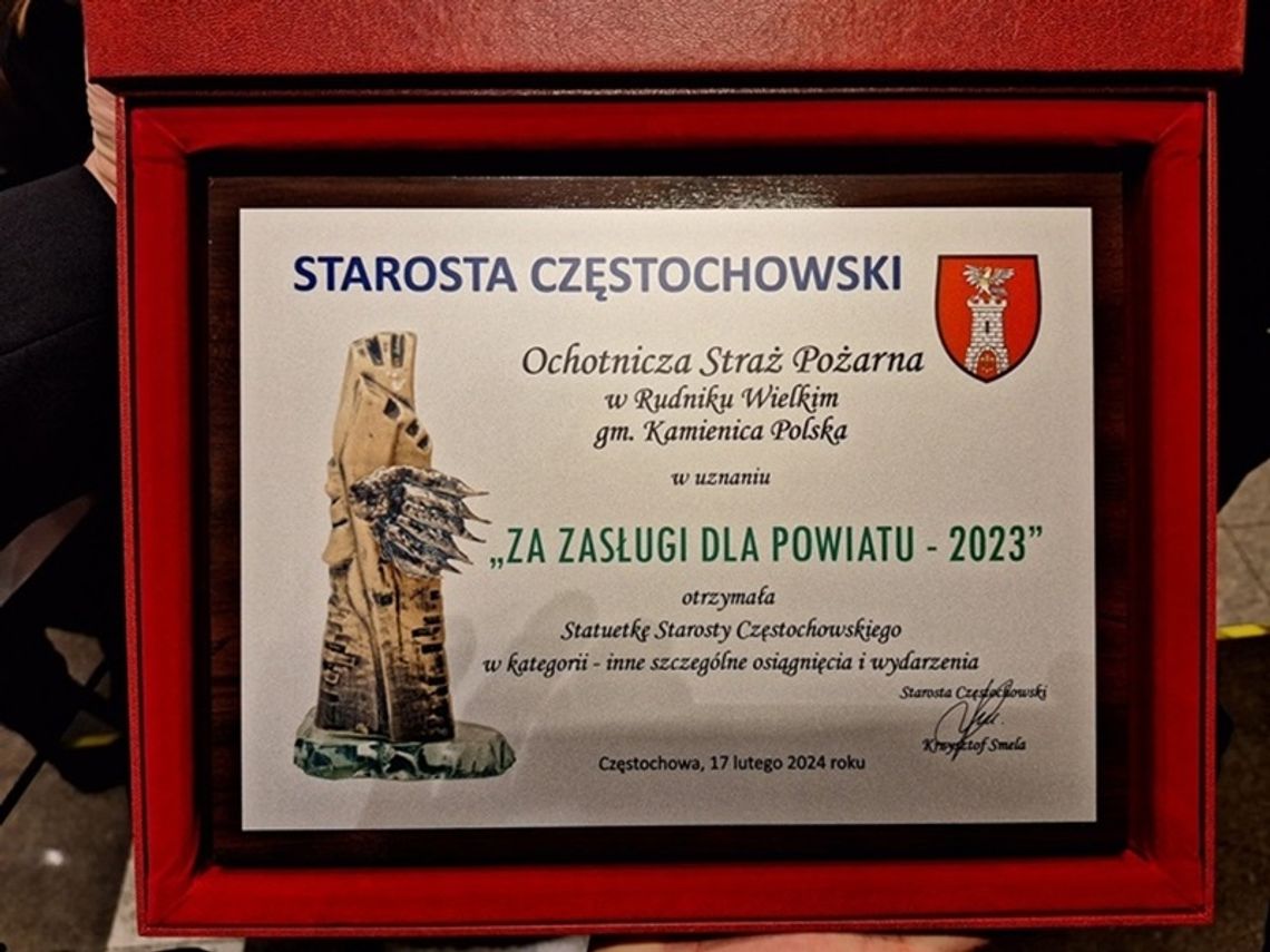 Statuetka Starosty Częstochowskiego „Za zasługi dla Powiatu” dla OSP Rudnik Wielki