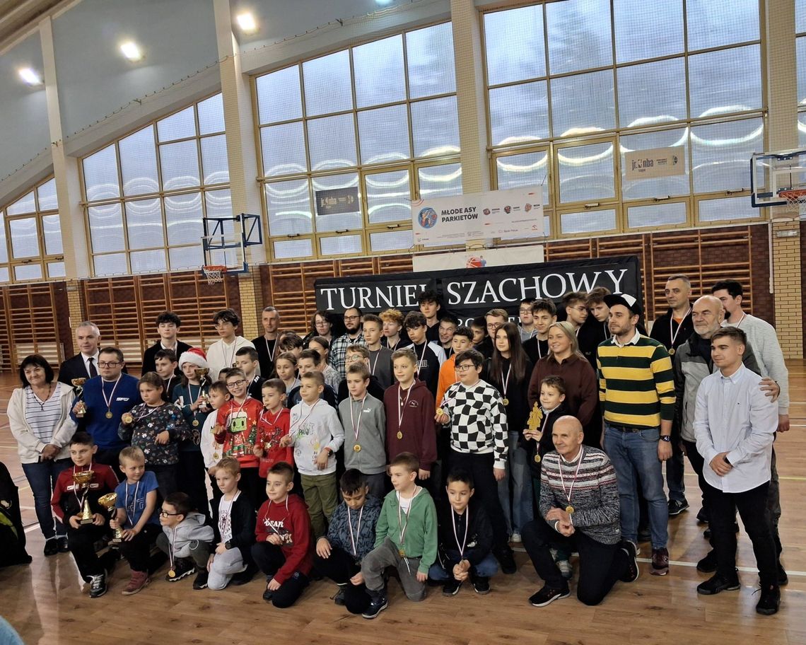 ♟️Szachownice już puste, figury odłożone, a emocje po Turnieju Szachowym o Puchar Wójta Gminy Kamienica Polska wciąż pozostają z nami!♟️ ♟️Szachownice już puste, figury odłożone, a emocje po Turnieju Szachowym o Puchar Wójta Gminy Kamienica Polska wciąż pozostają z nami!♟️