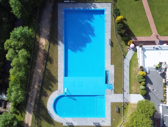 Basen kąpielowy przy GOKSiR w Kamienicy Polskiej Basen kąpielowy przy GOKSiR w Kamienicy Polskiej