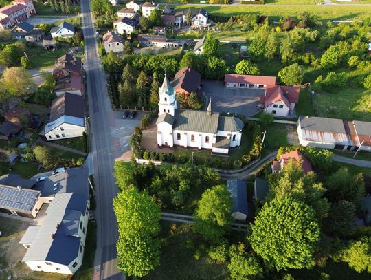 Widok na Kościół Św. Michała Archanioła w Kamienicy Polskiej Widok na Kościół Św. Michała Archanioła w Kamienicy Polskiej