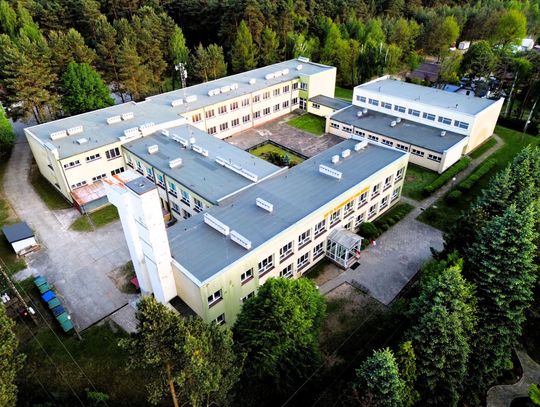 Widok na Szkołę Podstawową im. H. Sienkiewicza w Kamienicy Polskiej Widok na Szkołę Podstawową im. H. Sienkiewicza w Kamienicy Polskiej