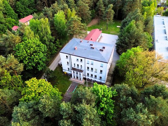 Widok na Liceum Ogólnokształcące w Kamienicy Polskiej Widok na Liceum Ogólnokształcące w Kamienicy Polskiej