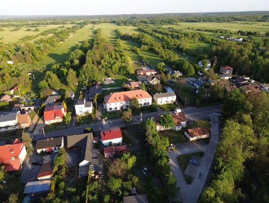 Widok na ul. Marii Konopnickiej w Kamienicy Polskiej i budynek dawnej szkoły Widok na ul. Marii Konopnickiej w Kamienicy Polskiej i budynek dawnej szkoły