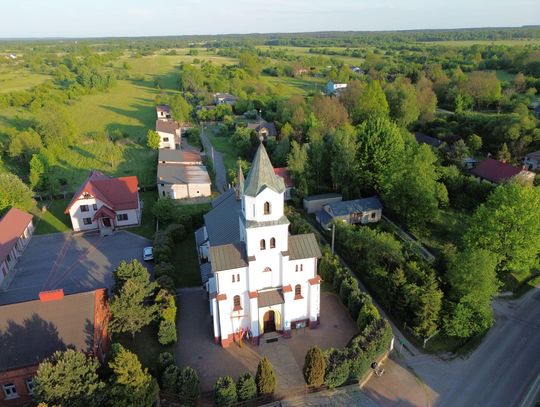 Widok na Kościół Św. Michała Archanioła w Kamienicy Polskiej Widok na Kościół Św. Michała Archanioła w Kamienicy Polskiej