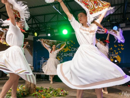 Występ Zespołu Folklorystycznego "Kamienica" podczas Dni Gminy Kamienica Polska Występ Zespołu Folklorystycznego "Kamienica" podczas Dni Gminy Kamienica Polska